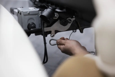 Přepravní box na tažné zařízení TowBox V5 Swing L, černý, výklopný