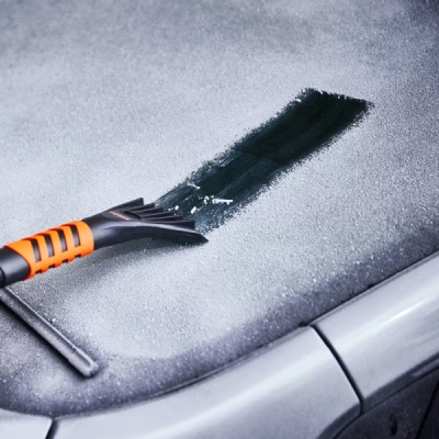 OSRAM SNOWbrush 4v1 - nástroj pro snadné odklízení sněhu z auta