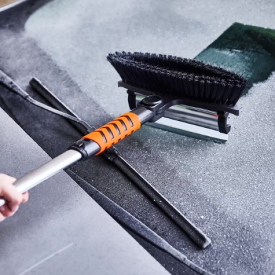OSRAM SNOWbrush 4v1 - nástroj pro snadné odklízení sněhu z auta