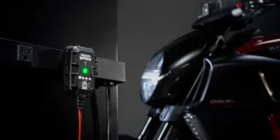 GENIUS1 automatisk batterilader 1 A til 6 V og 12 V