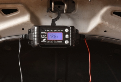 Elektronisk batterilader 6/12 V med LCD-display – 1/4 A