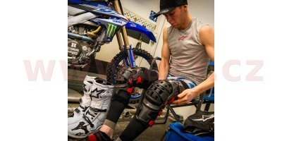 ALPINESTARS - kolenné ortézy BIONIC-10 CARBON, (čierna/červená, ľavé koleno, veľ. M)