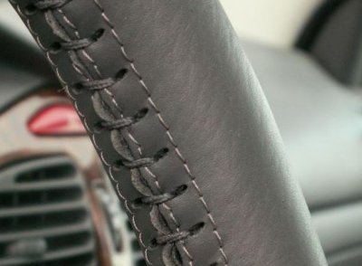 Poťah na volant z pravej kože veľkosť C - čierny s čiernym obšitím
