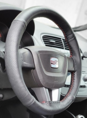 Poťah na volant z pravej kože s perforovaním - veľkosť AX - ČIERNY s červeným obšitím
