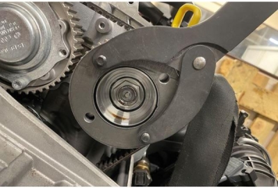 Laser Tools 8421 – Nástroj na uchytenie ozubeného kolesa vačkového hriadeľa - pre skupinu VW 1,0 l, 1,5 l benzín